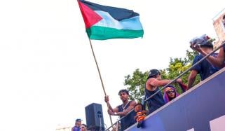 ہسپانوی فٹبالر کا فتح کے جشن کے دوران فلسطینی پرچم لہرا کر فلسطینیوں سے اظہارِ یکجہتی