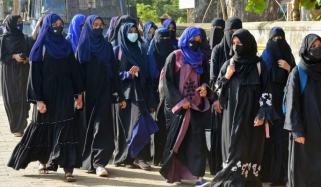 بھارت: کرناٹک حکومت نے اسکول طلبہ کو حجاب پہننے کی اجازت دے دی