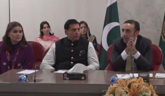 ’میں نے آپ سے نہیں پوچھا‘، پریس بریفنگ کے دوران بلاول نے شازیہ مری کو ڈانٹ دیا
