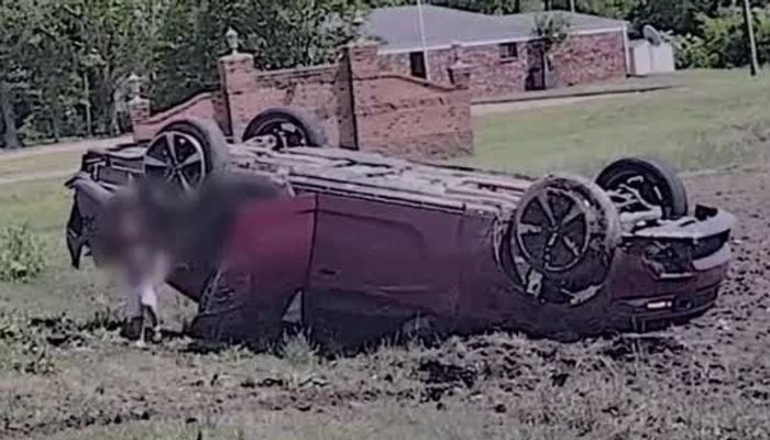 Toddler escapes overturned car following Arkansas police PIT maneuver