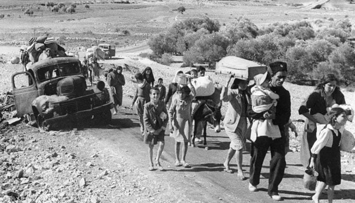 4 نومبر 1948ء کو اسرائیلی اور عرب فوجیوں کے درمیان لڑائی کے دوران اپنے گھروں سے جان بچا کر بھاگنے والے فلسطینی دیہاتیوں کی پرانی تصویر