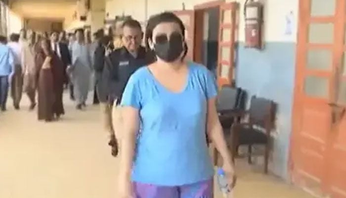 کسی کے لیے ہتھکڑی، کسی کے لیے پروٹوکول