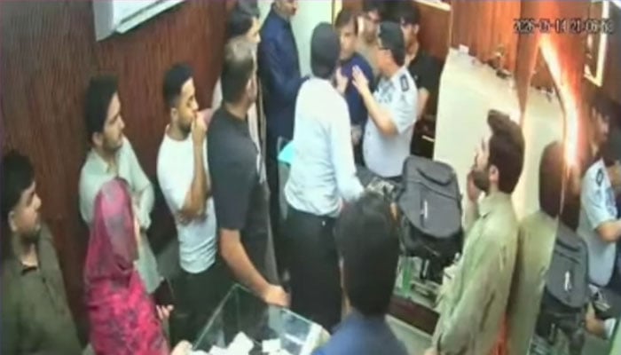 کراچی: تاجر کو زدوکوب کرنے پر ایس ایچ او ایف آئی اے اینٹی کرپشن سرکل کو معطل کردیا گیا