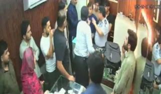 کراچی: تاجر کو زدوکوب کرنے پر ایس ایچ او ایف آئی اے اینٹی کرپشن سرکل کو معطل کردیا گیا 