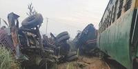شہدادپور: حادثے کے شکار منی ٹرک کو ٹریک سے ہٹا دیا گیا