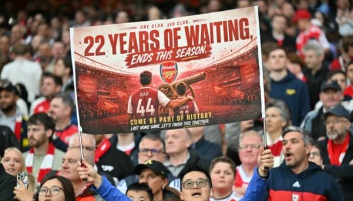 Arsenal close on title after tense Burnley win