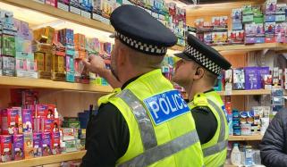 برطانیہ: منی لانڈرنگ کیخلاف بڑا کریک ڈاؤن، باربر شاپس و ویپ اسٹورز نشانے پر