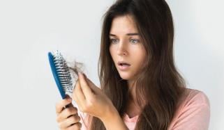 بال مسلسل جھڑ رہے ہیں؟ کونسی عادتیں انہیں تباہ کر سکتی ہیں؟