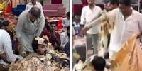 گجراتی لوک گلوکار گاتے گاتے نوٹوں میں دب گئے