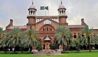 ’17 سالہ لڑکی کو زبردستی والد کے ساتھ نہیں بھیجا جا سکتا،‘ لاہور ہائیکورٹ کا اہم فیصلہ