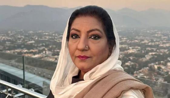 عشرت فاطمہ کا سینئر فنکاروں کی بڑھتی عمر پر تنقید کرنیوالوں کو کرارا جواب