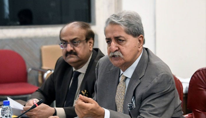 نوید قمر قائمہ کمیٹی برائے خزانہ کے اجلاس کی صدارت کر رہے ہیں - فوٹو: فائل