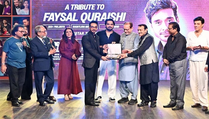 اداکار فیصل قریشی کے اعزاز میں شاندار ٹریبویٹ، لائف ٹائم اچیومنٹس ایوارڈ سے نوزا گیا