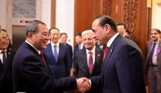 فیلڈ مارشل عاصم منیر کی چینی وزیراعظم لی چیانگ سے غیر رسمی ملاقات