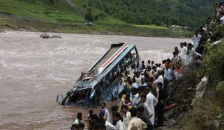 مظفرآباد میں 5 ہزار کا چالان ہونے پر ڈرائیور نے کوچ دریائے جہلم میں گرادی
