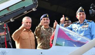 وزیراعظم کی تینوں مسلح افواج کے سربراہان سے ٹیلیفونک گفتگو، عید کی مبارکباد