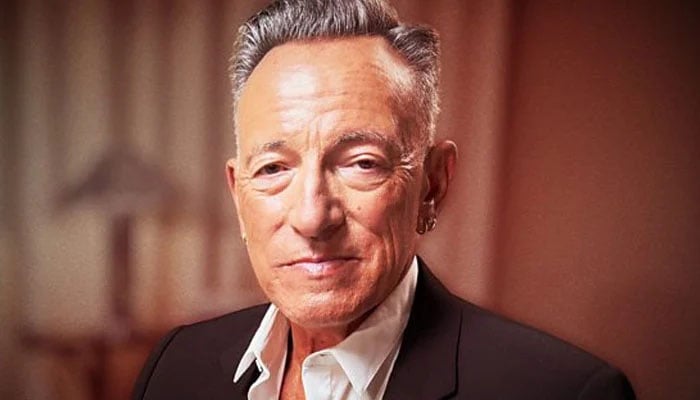 Bruce Springsteen leads ICE Out Now! chant at North American tour show