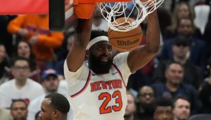 Knicks center Mitchell Robinson sidelined with a broken right pinky, has no official return timetable