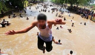 سرگودھا: نہروں اور دریاؤں میں نہانے پر پابندی کی خلاف ورزی، 59 افراد گرفتار