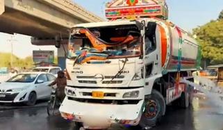 کراچی: کورنگی کراسنگ کے قریب ٹینکر کی سے موٹرسائیکل سوار جاں بحق، 2 زخمی 