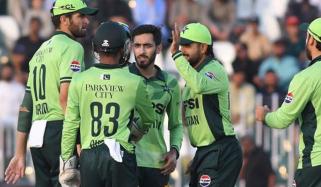 عرفات منہاس ڈیبیو پر 5 وکٹ لینے والے پہلے پاکستانی بولر بن گئے