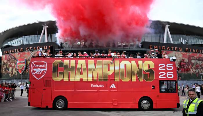 Arsenal trophy parade: Thousands descend on North London despite UCL miss