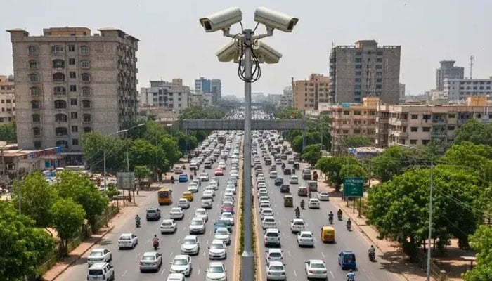 کراچی: شارع فیصل پر لین کی خلاف ورزی پر آج سے ای چالان ہوگا