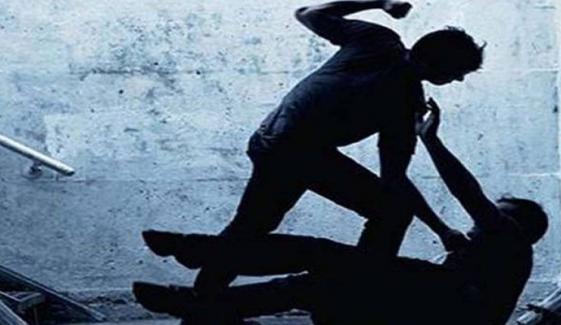 جہلم: مزدوری مانگنے پر مالکان نے تشدد کرتے ہوئے ملازم کی بھنویں و مونچھیں مونڈ دیں