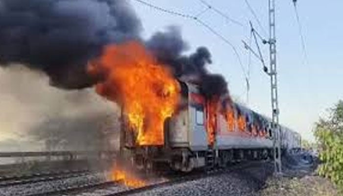 کراچی سے راولپنڈی جانے والی تیزگام ایکسپریس کی پاور وین میں آتشزدگی