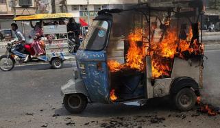 حافظ آباد: چالان کرنے پر رکشہ ڈرائیور نے اپنے رکشے کو آگ لگا دی