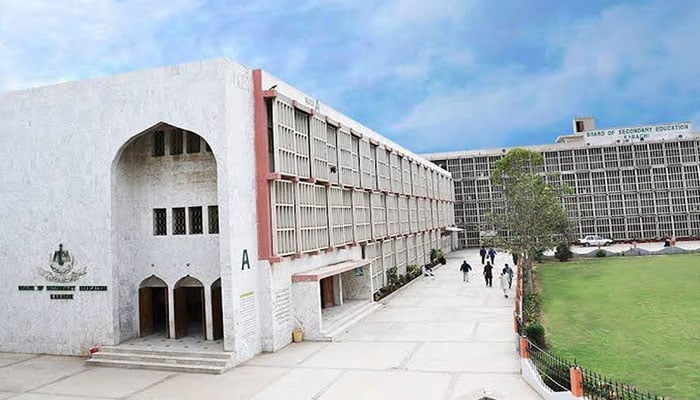 بورڈ آف سیکنڈری ایجوکیشن کراچی کی عمارت کا بیرونی منظر - فوٹو: فائل