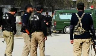 مردان: 3 افراد کو قتل کرنیوالے ملزمان انکے 2 بچے چارسدہ روڈ پر چھوڑ کر فرار