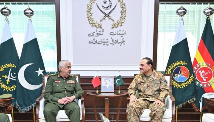 کمانڈر بحرین نیشنل گارڈ جنرل شیخ محمد بن عیسیٰ بن سلمان الخلیفہ نے جی ایچ کیو میں چیف آف ڈیفنس فورسز فیلڈ مارشل سید عاصم منیر سے ملاقات کر رہے ہیں۔ فوٹو: آئی ایس پی آر