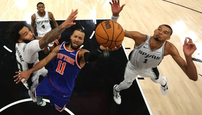 Spurs beat Knicks 115-111 narrowing the NBA Finals series lead to 2-1