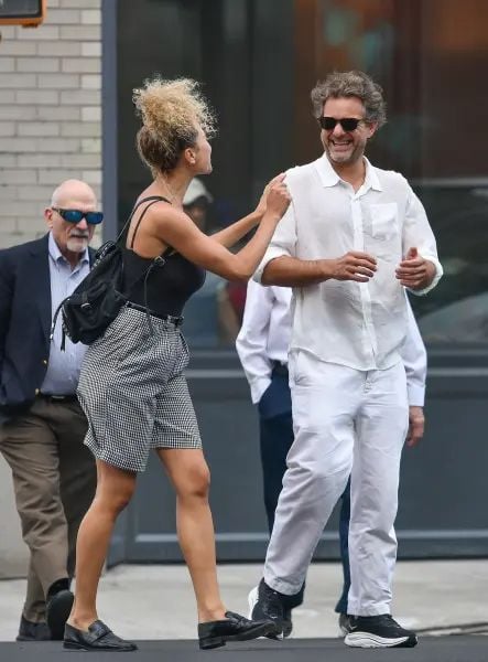 Joshua Jackson, Olivia Burgess fuel dating buzz with intimate move
