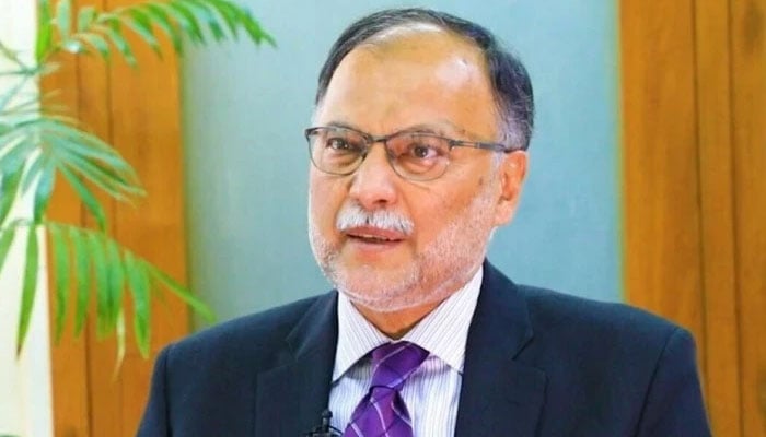 صوبائی حکومتیں رضاکارانہ طور پر وفاق کی مدد کریں گی، احسن اقبال