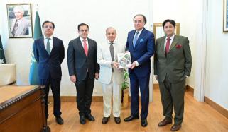 وزیرِ خزانہ نے اکنامک سروے وزیرِ اعظم کو پیش کر دیا
