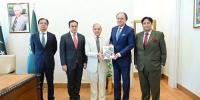 وزیرِ خزانہ نے اکنامک سروے وزیرِ اعظم کو پیش کر دیا