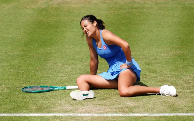 Emma Raducanu battles through injury scare, rain delays to make Queen’s final