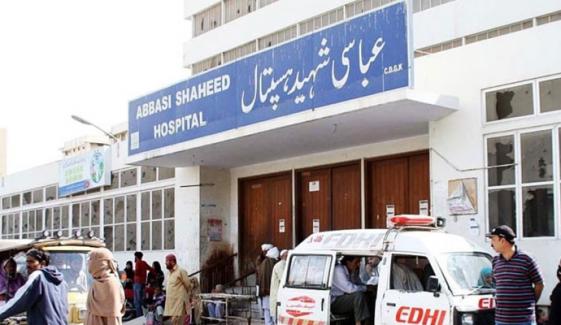 کراچی: عباسی شہید اسپتال کے باہر نجی ایمبولینس ڈرائیوروں کا جھگڑا، فائرنگ سے باپ بیٹا زخمی