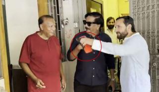 سیف علی خان کے ہاتھ سے موبائل پھسل گیا، ویڈیو وائرل