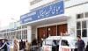 کراچی: عباسی شہید اسپتال کے باہر نجی ایمبولینس ڈرائیوروں کا جھگڑا، فائرنگ سے باپ بیٹا زخمی