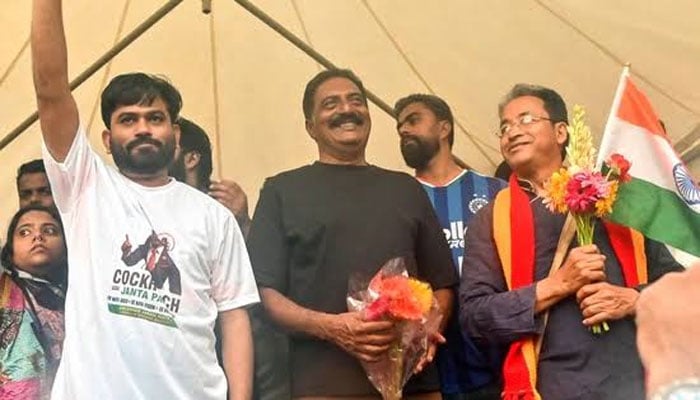 بنگلور: اداکار پرکاش راج، لداخ کے رہنما سونم وانگ چک اور کاکروچ پارٹی کے رہنمائوں کے ہمراہ(تصویر سوشل میڈیا)۔