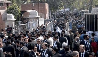 سابق نائب صدر لاہور بار شفاقت امین کیخلاف مقدمے پر وکلاء کا احتجاج