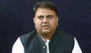 فواد چوہدری کو خاتون پولیس اہلکاروں پر تبصرہ مہنگا پڑ گیا