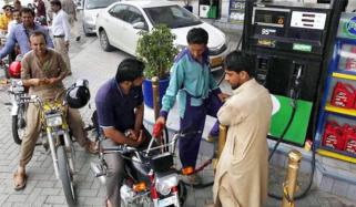 پیٹرولیم مصنوعات کی قیمتوں میں کمی کرنے کا اعلان، شہریوں کا اظہارِ رائے
