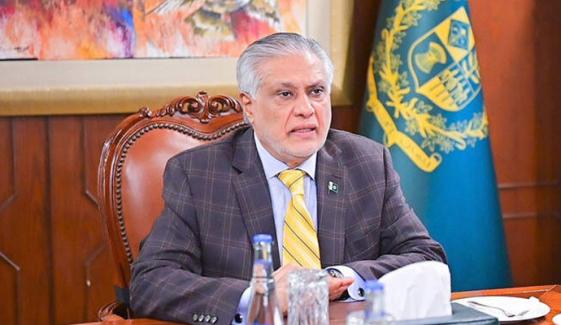 نائب وزیرِاعظم اسحاق ڈار قاہرہ روانہ، آر فور اجلاس میں شرکت کریں گے
