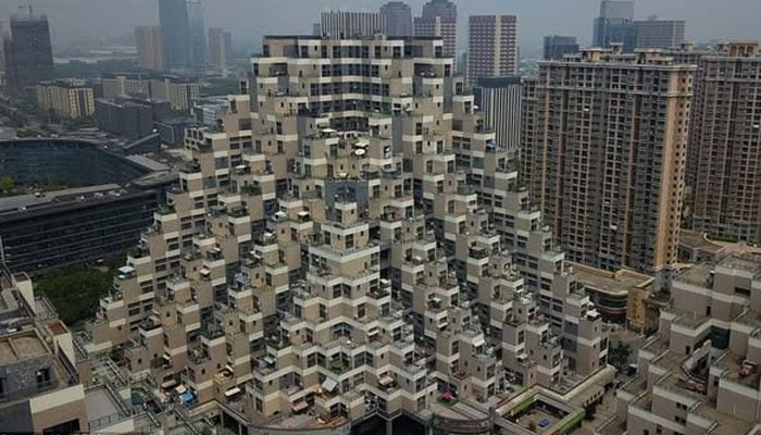 چین میں اہرام نما 18 منزلہ منفرد رہائشی عمارت