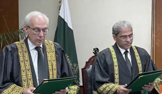 جسٹس منیب اختر نے بطور قائم مقام چیف جسٹس آف پاکستان حلف اٹھا لیا