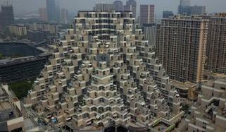 چین میں اہرام نما 18 منزلہ منفرد رہائشی عمارت
